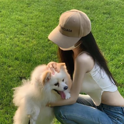 与一位女士合影